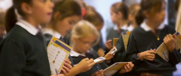 Niños en museo con cuadernos de Aprendeaver